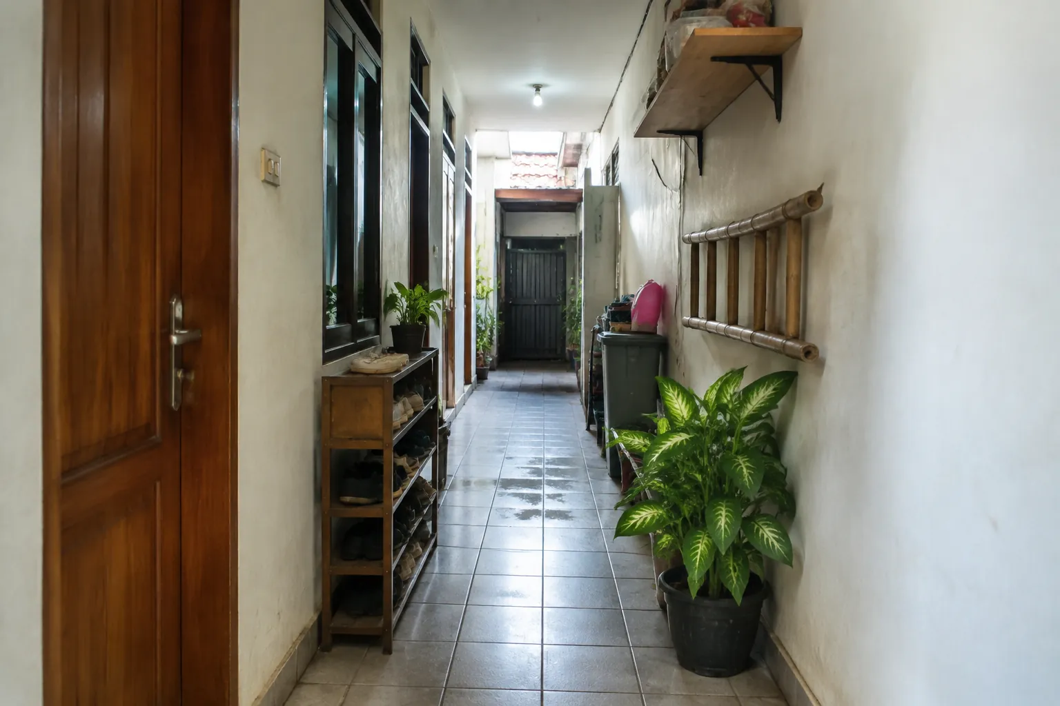 Tanaman dan rak mempersempit sisi lorong lama