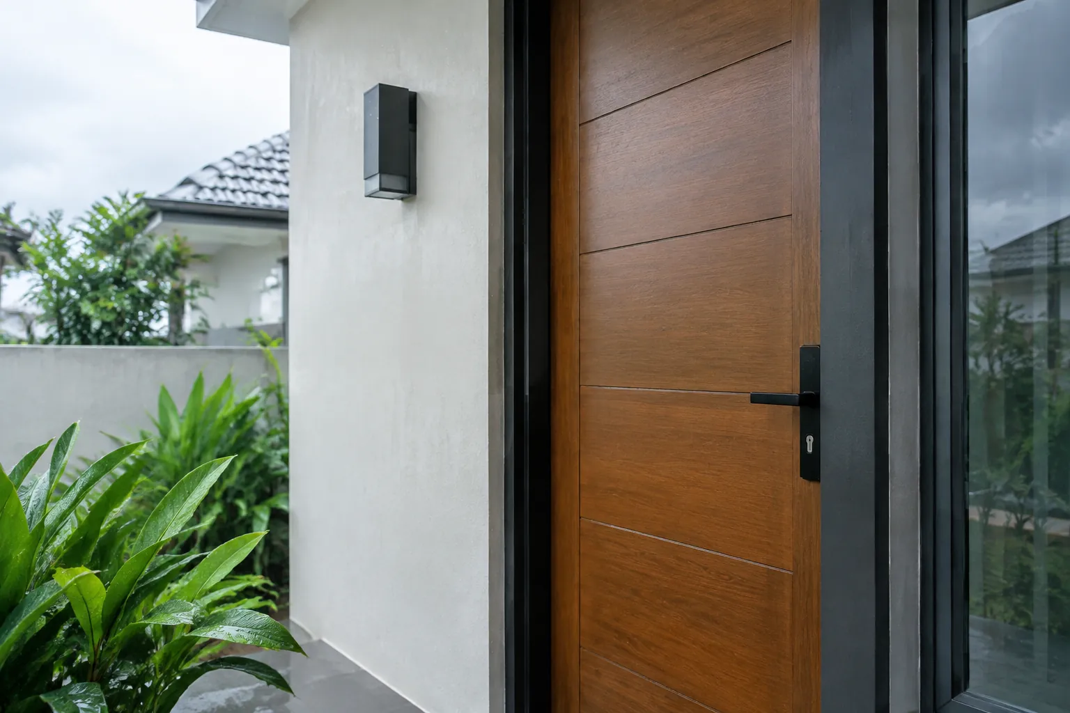 Pintu kayu luar yang terlihat normal.