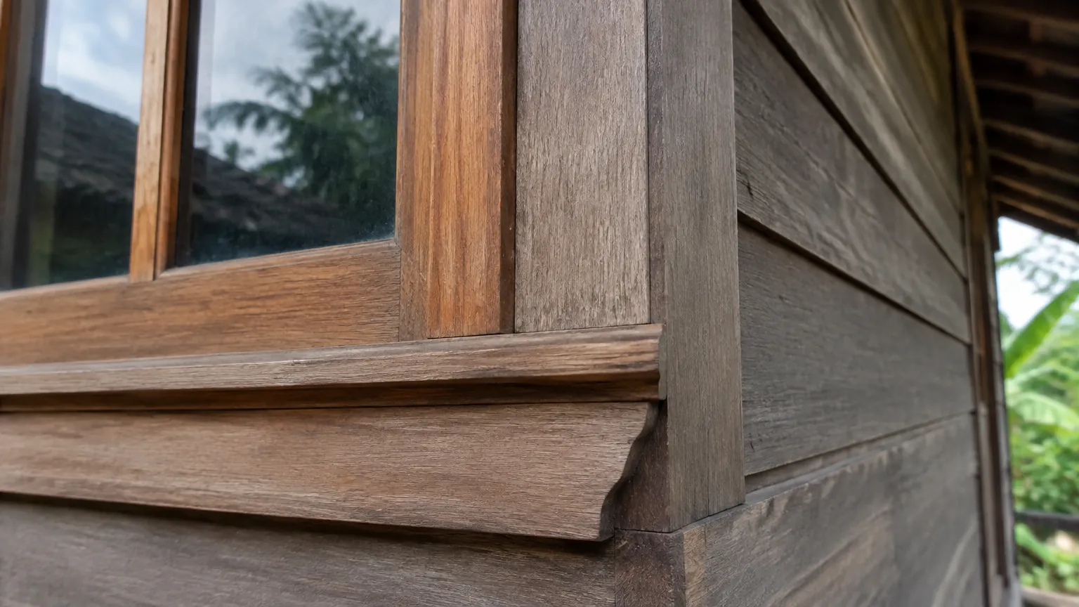 Trim kayu pada ambang jendela rumah tradisional