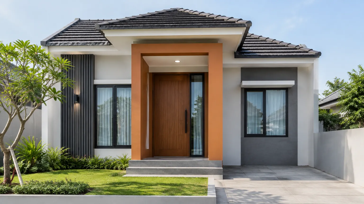 Pintu masuk rumah dengan bidang warna jingga pada fasad