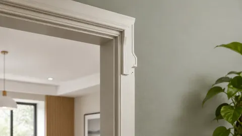Profil trim di sekitar bukaan pintu interior
