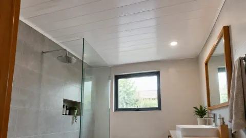Plafon putih dengan lampu di kamar mandi
