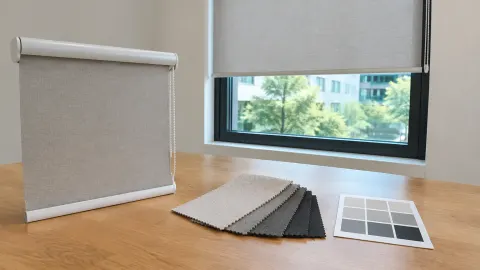 Shading gulung dengan contoh kain di dekat jendela