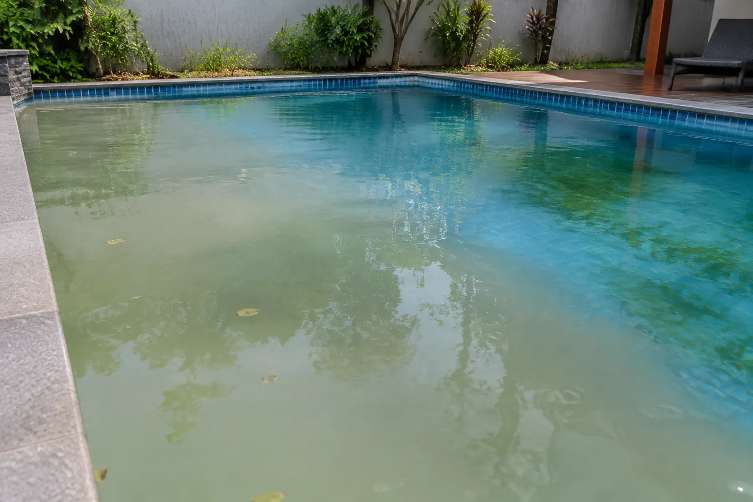 Air kolam tampak keruh dengan perubahan warna kehijauan