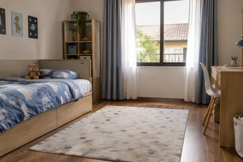 Kamar tidur anak dengan jendela dan meja belajar