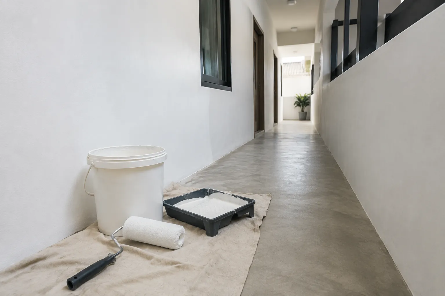 Perkakas pengecatan di lorong.