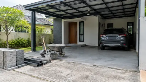 Carport dengan bahan bangunan dan mobil