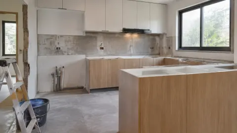 Dapur sedang direnovasi dengan dinding terbuka dan kabinet terpasang