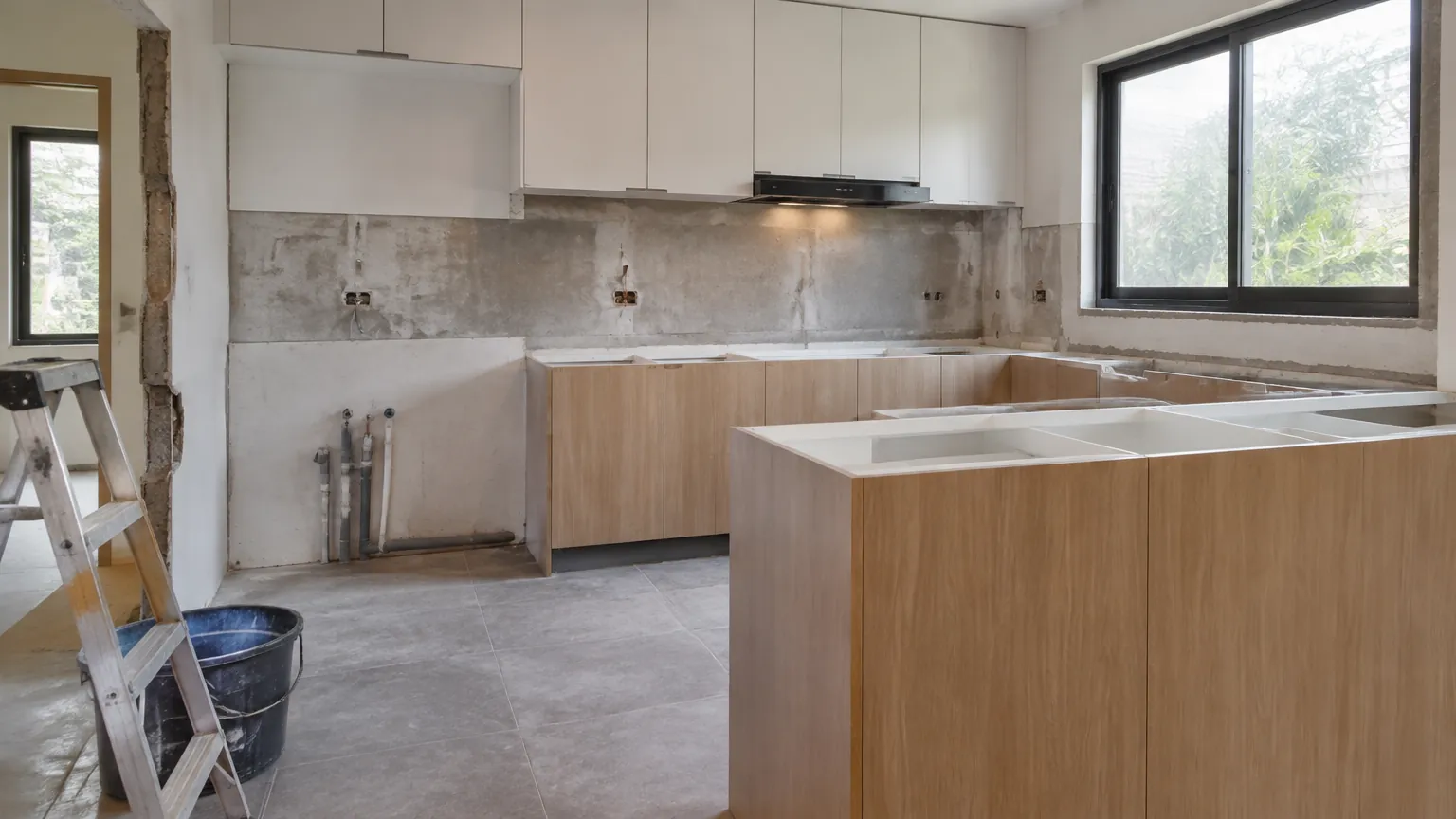 Dapur sedang direnovasi dengan dinding terbuka dan kabinet terpasang
