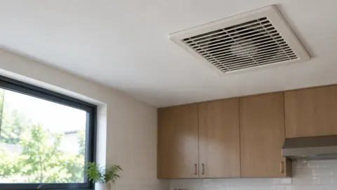 Kisi penghawaan di plafon dapur