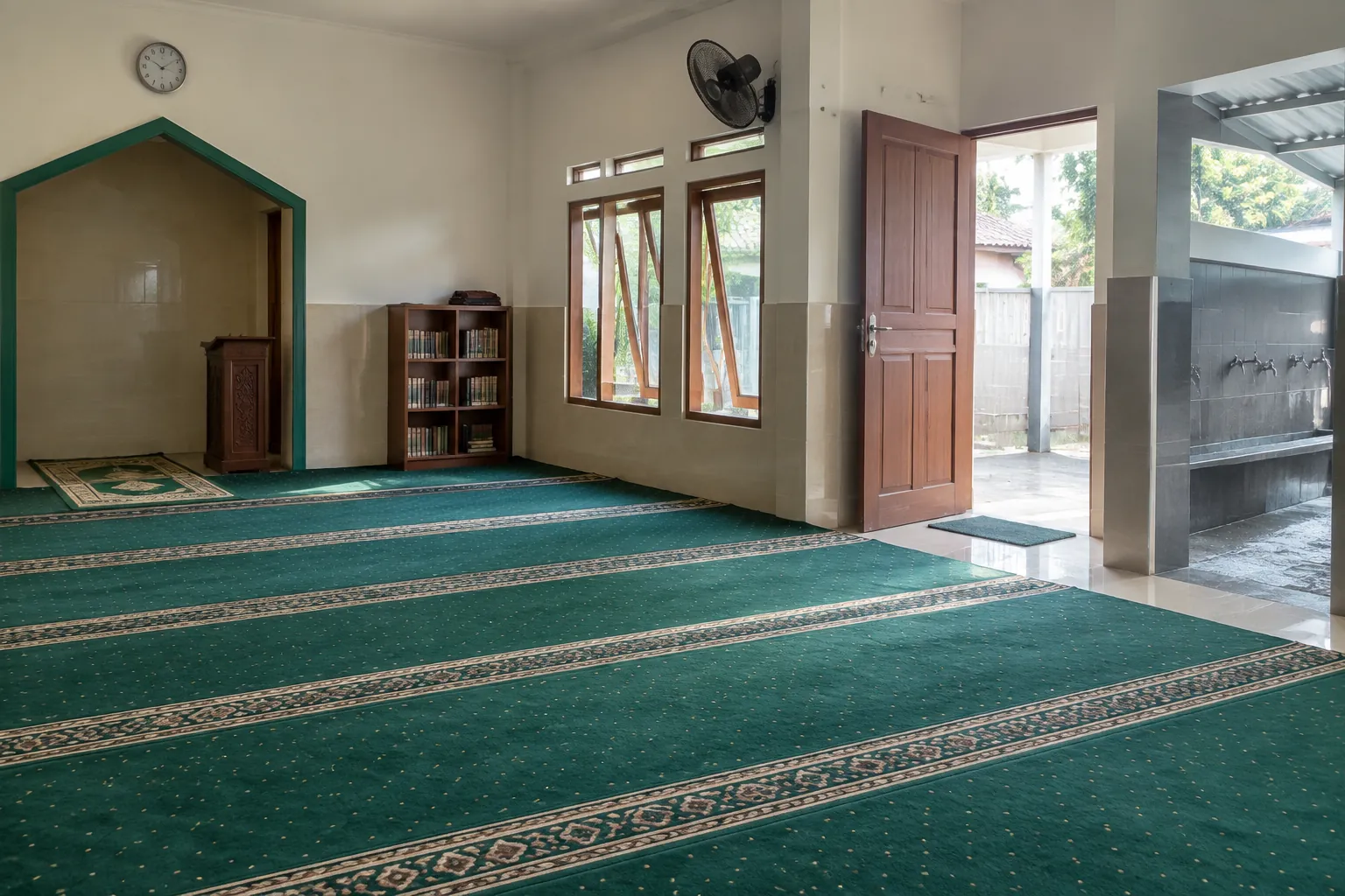 Musala dengan jendela dan pintu terbuka ke luar