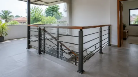 Railing logam di sekitar bukaan tangga dalam rumah