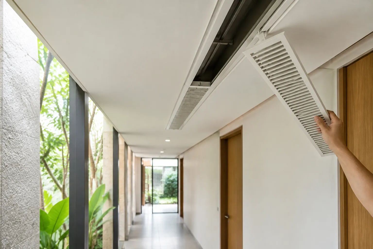 Kisi ventilasi plafon lorong sedang diperiksa