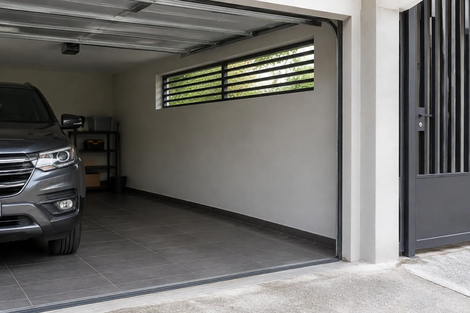 Garasi dengan kisi ventilasi tinggi dan pintu terbuka