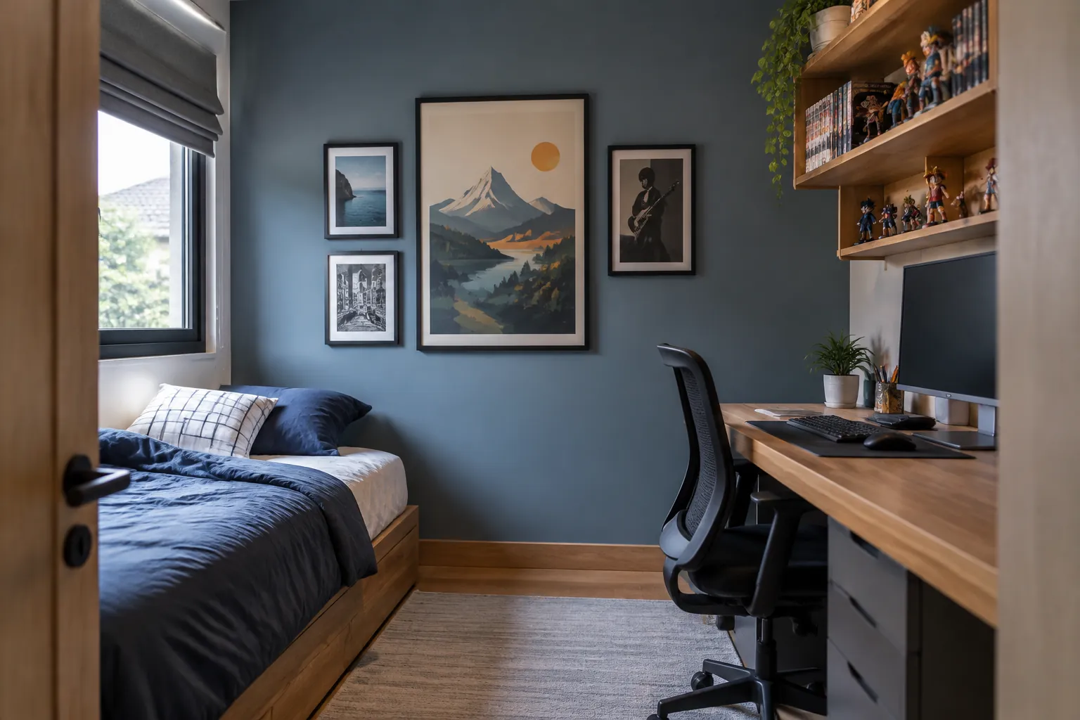 Kamar remaja dengan meja belajar dan pajangan pada dinding biru