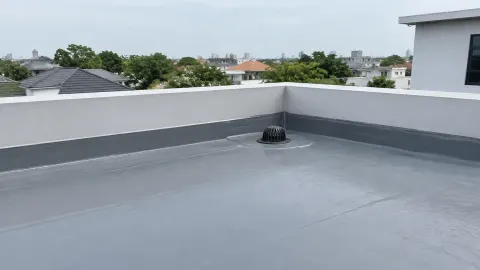 Permukaan atap datar dengan tepi parapet dan satu saluran