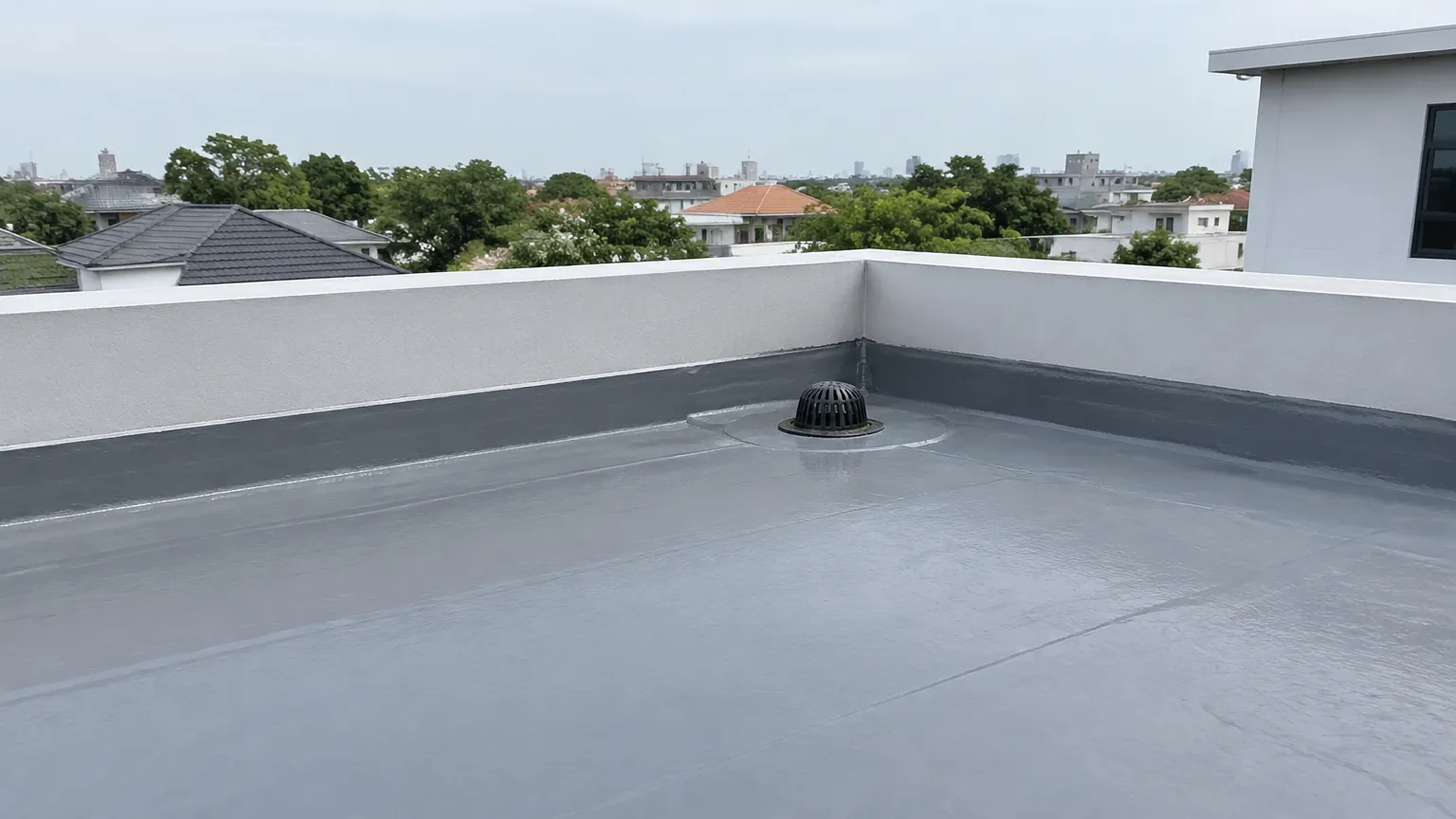 Permukaan atap datar dengan tepi parapet dan satu saluran