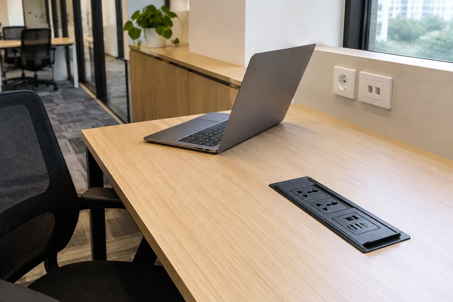 Laptop dan meja kantor.