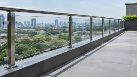 Railing kaca pada tepi teras tinggi