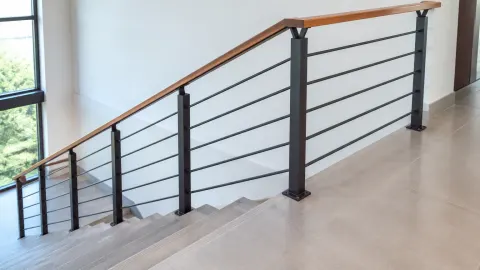 Railing logam pada sisi tangga rumah