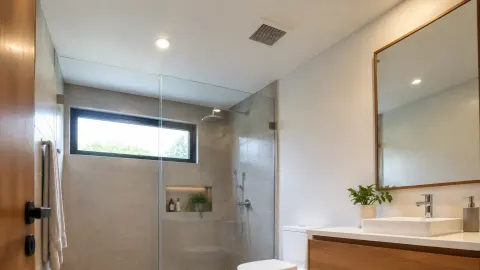 Plafon kamar mandi dengan lampu dan bukaan udara