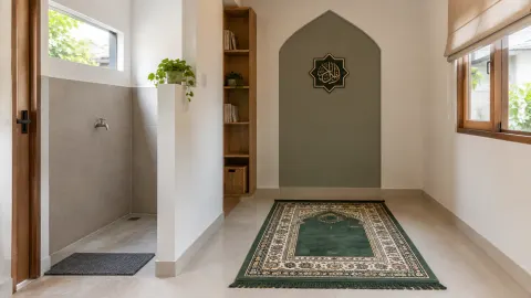 Musala kecil dengan karpet salat dan relung dinding