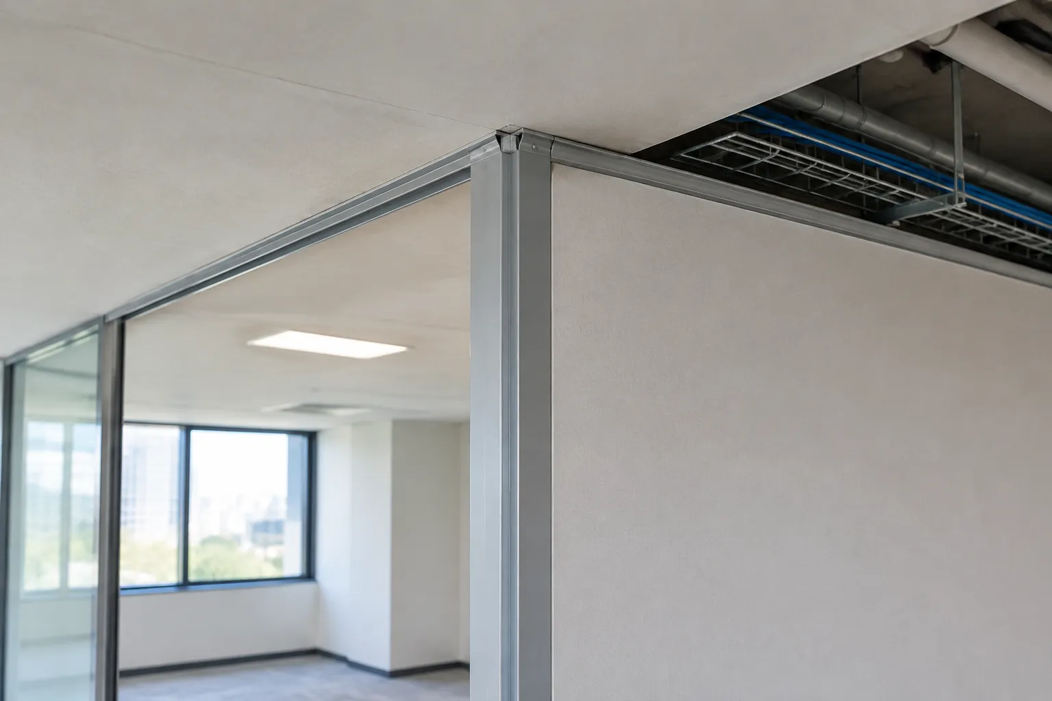 Pertemuan partisi dan plafon yang belum selesai