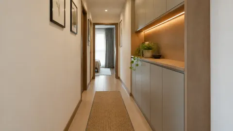 Kabinet penyimpanan rendah pada satu sisi lorong sempit