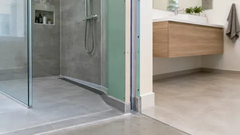 Partisi di tepi ruang mandi dengan lantai basah