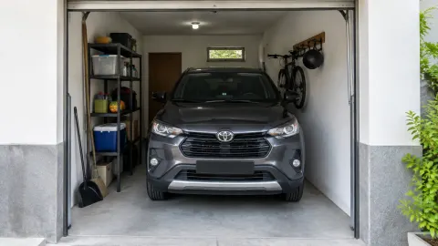 Mobil terparkir rapat di dalam garasi rumah