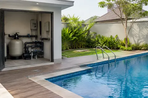 Kolam dan ruang mesin.