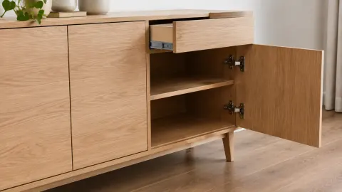 Kabinet kayu dengan pintu dan laci terbuka