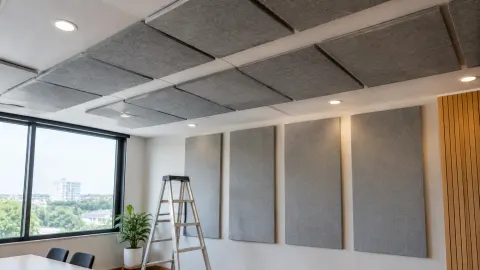 Ruang dengan panel abu-abu pada plafon dan tangga kerja