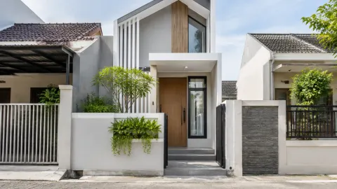 Rumah sempit dengan pintu masuk dan panel dinding vertikal