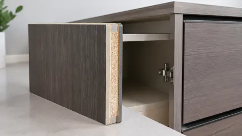 Kabinet dengan pintu berlapis HPL memperlihatkan inti panel