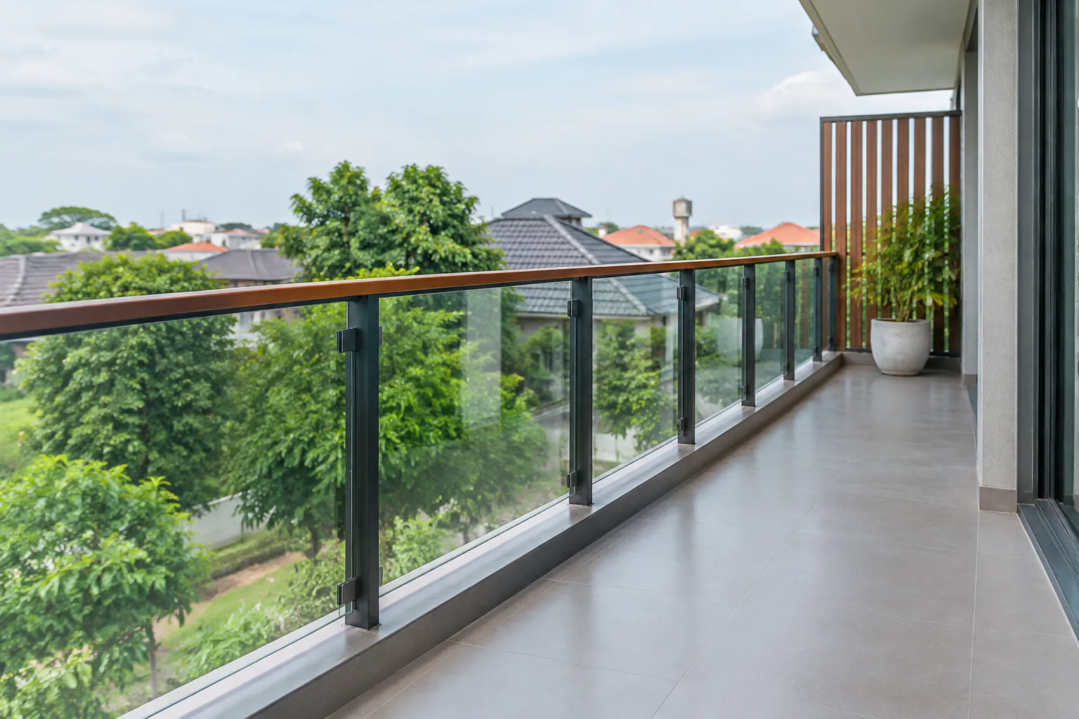 Pagar kaca balkon terlihat sebelum kegiatan pembersihan