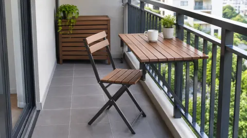 Meja dan kursi lipat kayu di balkon sempit