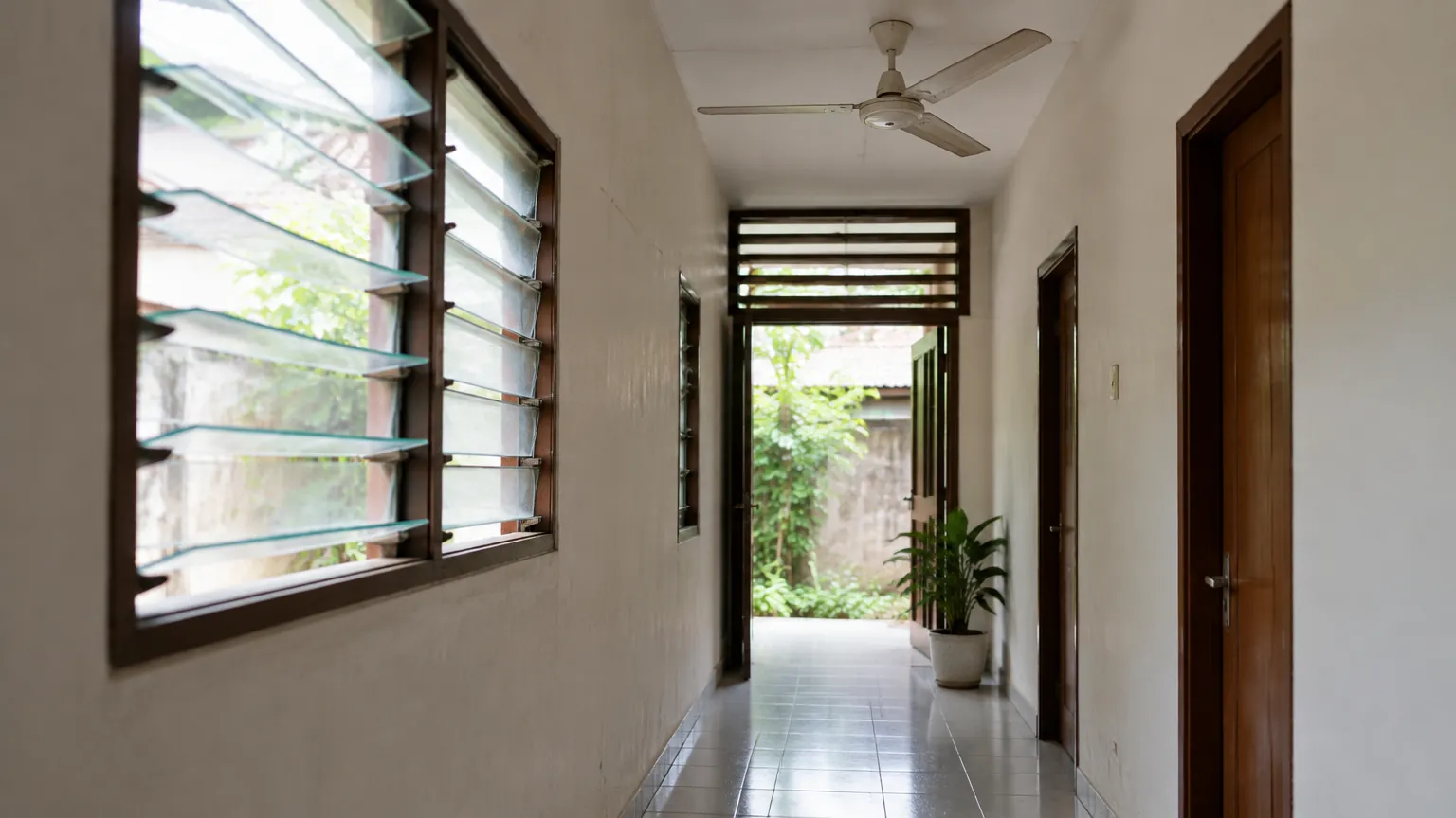 Lorong rumah berjendela jalusi dengan kipas plafon
