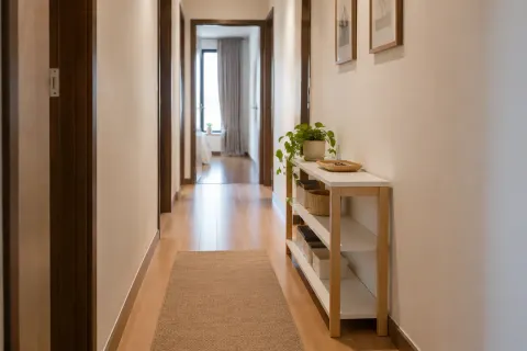 Meja konsol menjorok ke jalur lorong sempit.