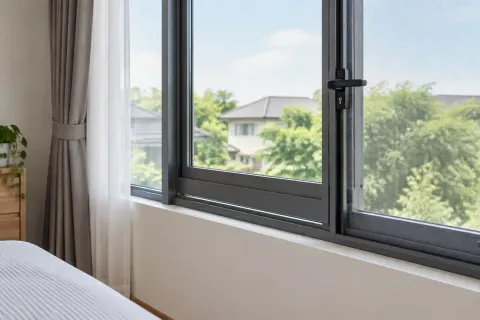 Jendela kamar biasa.