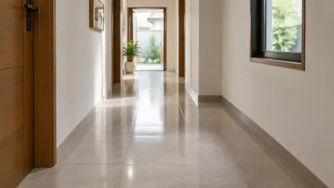 Lorong rumah dengan lantai mengilap