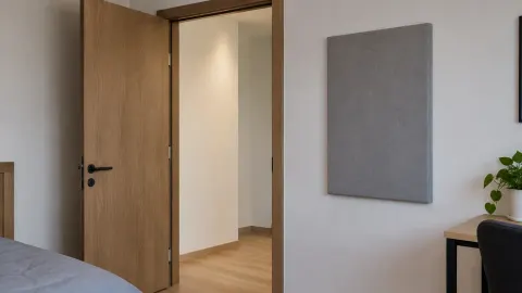 Pintu ruang dan panel penyerap pada dinding di dekatnya.