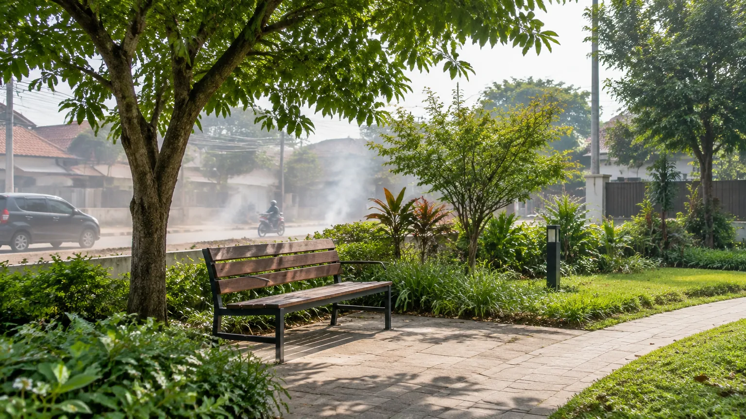 Taman dengan pohon dan bangku dekat jalan
