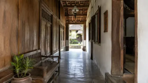 Lorong kayu sempit pada rumah tradisional