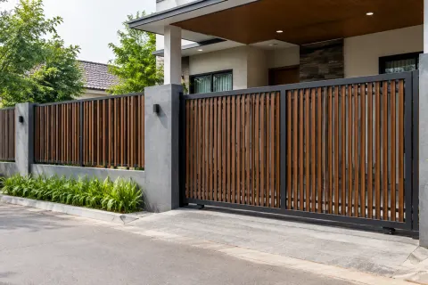 Satu pagar kayu dan logam.