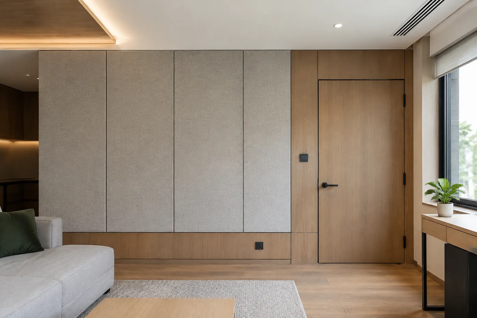 Panel dinding abu-abu terpasang di samping pintu kamar