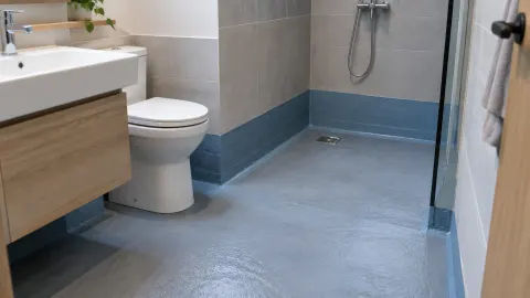 Kamar mandi kecil dengan lantai dan dinding berlapis