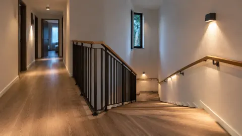 Lampu menerangi tangga dan koridor