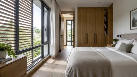 Jendela besar dan bilah fasad terlihat dari kamar tidur