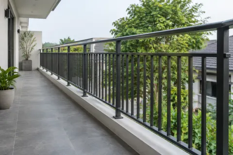 Pagar balkon logam di sepanjang jalur berjalan